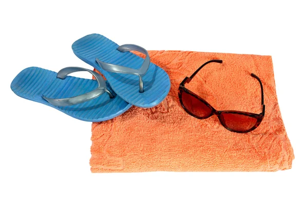 Sandales de plage et les lunettes sur le tapis — Photo