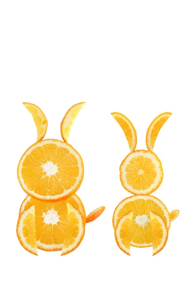Alimentación saludable. Pareja divertida de conejo hecho de las rebanadas de naranja —  Fotos de Stock