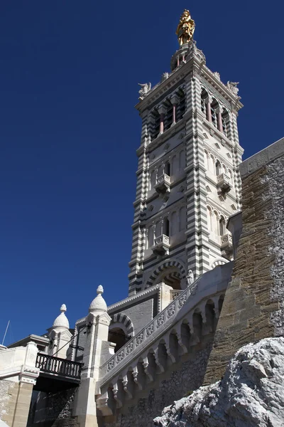 Toren van de kathedraal notre-dame de la garde, marseille — Stockfoto