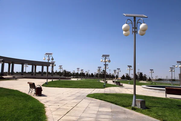 Allée dans le parc avec des lanternes à énergie solaire — Photo