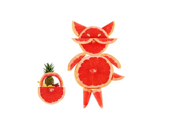 Sunda matvanor. rolig liten katt av grapefrukt skivor. — Stockfoto