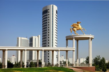 güzel bir anıt ve arka plan olarak modern binalar