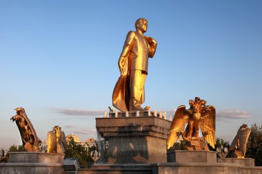 Kurtuluş Parkı Türkmenbaşı Anıtı. Ashkhabad. Türkmenistan.