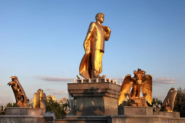 Nijasow-Denkmal im Unabhängigkeitspark. aschkhabad. Türkmenistan. — Stockfoto