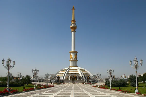 De boog van het monument van onafhankelijkheid in de zonsondergang. Ashkhabad. Turkmenistan — Stockfoto