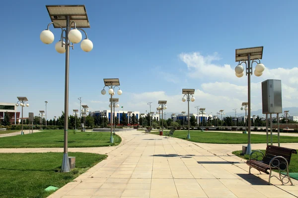 Allée dans le parc avec des lanternes à énergie solaire — Photo