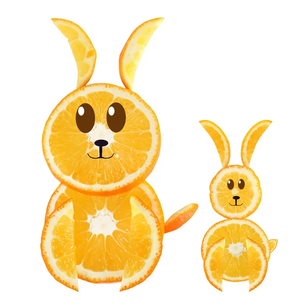 Gezond eten. grappige kleine konijnen gemaakt voor de oranje segmenten. — Stockfoto