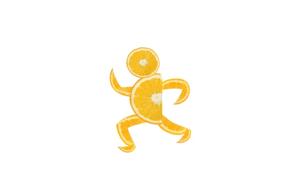 Alimentação saudável. Engraçado correndo homenzinho feito do slic laranja — Fotografia de Stock