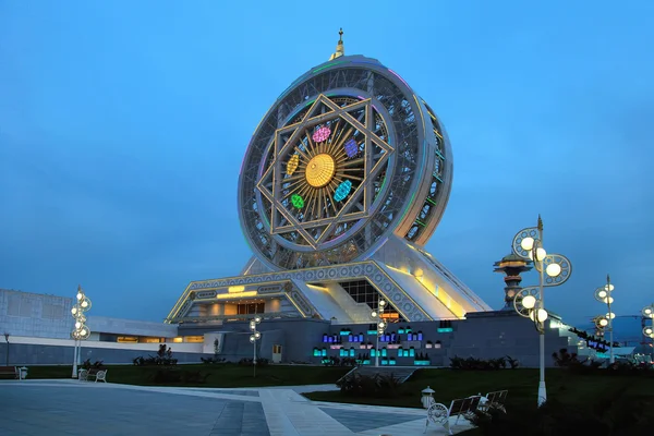 Ruota panoramica su un cielo notturno come sfondo, Ashkhabad. Turkmeno — Foto Stock