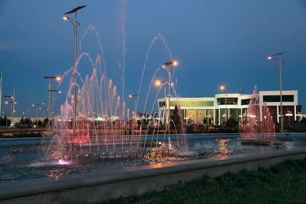 Noční pohled komplex fontána v parku. Ašchabad. turkm — Stock fotografie