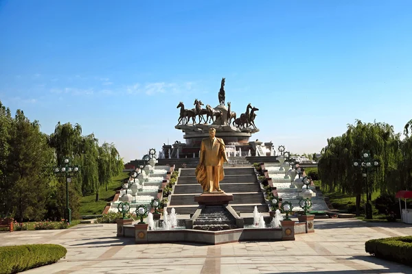 Monumento de Niyazov e composição escultural a cavalos rápidos em — Fotografia de Stock