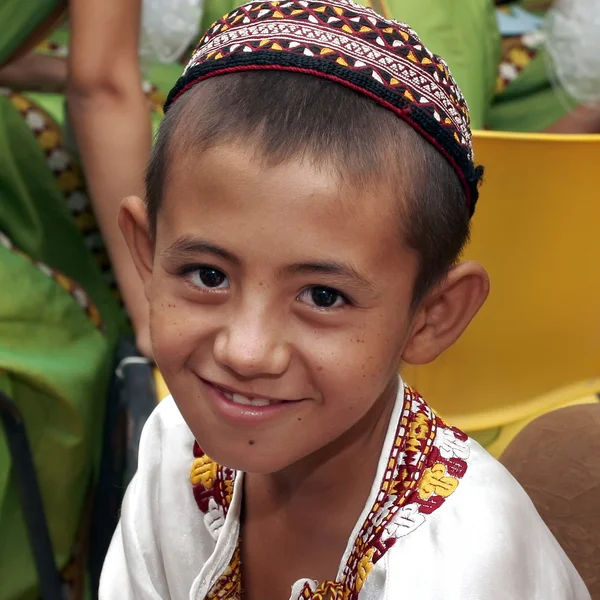 什哈巴德，土库曼斯坦-8 月 4： 不知名的亚洲男孩拉 — 图库照片