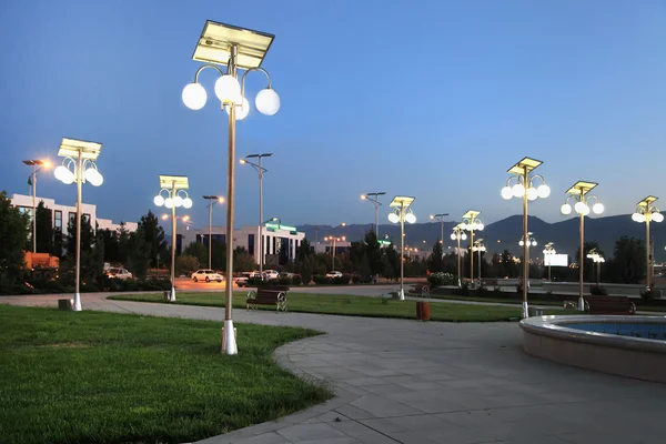 Aleja w parku z energią słoneczną latarnie. wgląd nocy. — Zdjęcie stockowe