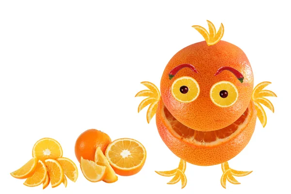 Kleine lustige lachende Orange, wie Huhn, neben Orange stehend — Stockfoto