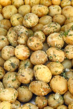 haşlanmış patates ezmesi ve dereotu ile süslenmiş