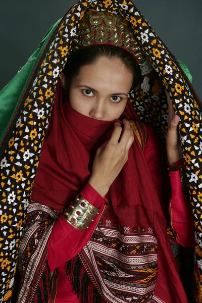 什哈巴德，土库曼斯坦-7 月 29 日。亚洲名身份不明的年轻女子的画像。在传统的民族服饰的女人。什哈巴德，土库曼斯坦-7 月 29 日。2013. — 图库照片