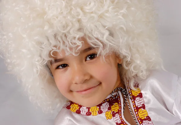 一个身份不明的亚洲男孩笑。在传统的民族服饰中的男孩. — 图库照片