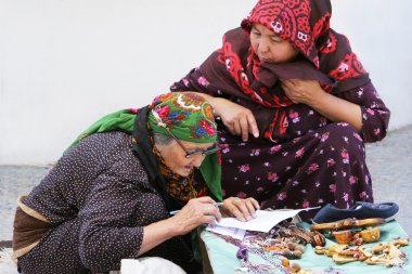 iki eski kimliği belirsiz Asyalı kadın portresi. Şark'ın Bazaarı.
