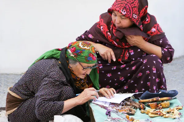 Retrato de dos viejas mujeres asiáticas no identificadas. Bazar oriental . —  Fotos de Stock