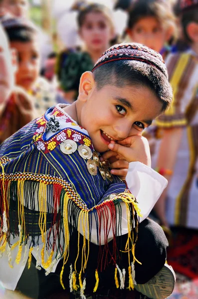 Porträtt av oidentifierade allvarliga asiatiska pojke. Oriental bazaar. — Stockfoto