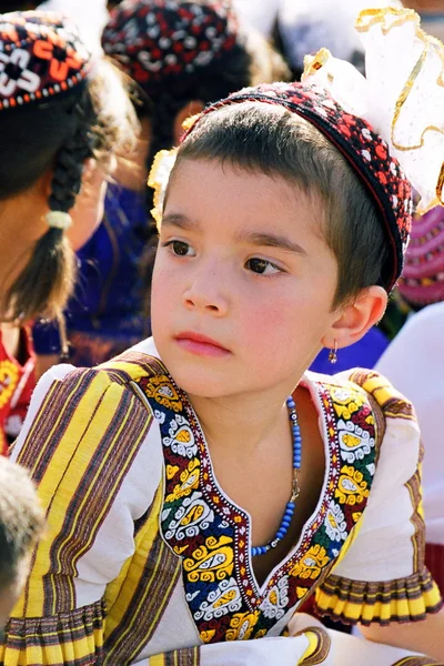 Asjchabad, turkmenistan - 26 augusti. porträtt av oidentifierade allvarliga asiatisk tjej. orientaliska basaren. Asjchabad, turkmenistan - 26 augusti. 2013. — Stockfoto