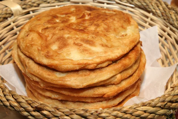 Tortilla con queso y eneldo en canasta de mimbre — Foto de Stock