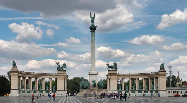 BUDAPEST - CIRCA JULY 2014 : Tourists visit Millennium Monument — Stock Photo, Image
