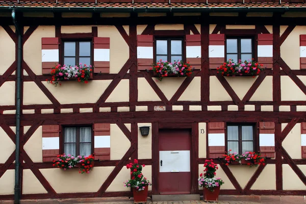 Kaksi riviä ikkunoita kukka koristelu Nürnbergissä — kuvapankkivalokuva