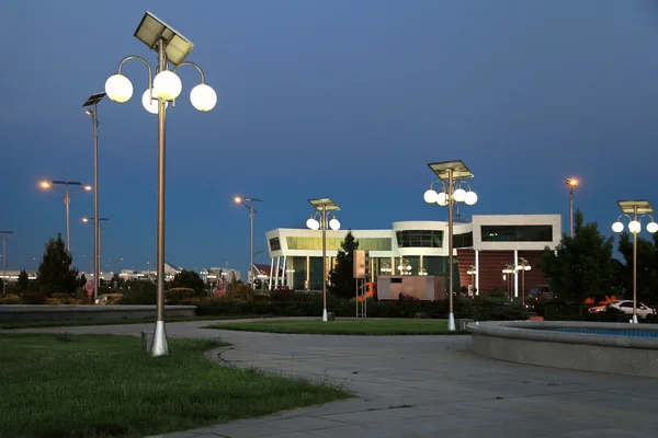 Vicolo nel parco con lanterne a energia solare. Vista serale . — Foto Stock