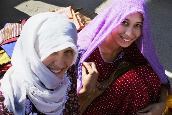 什哈巴德，土库曼斯坦-8 月 26。两个年轻的 unid 的肖像 — 图库照片