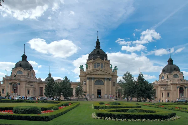 Szechenyi Medicinal Bath in Budapest, Hungary, is the largest me — Stock Photo, Image