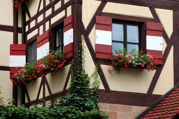 Fenêtre décorée de fleurs à Nuremberg — Photo