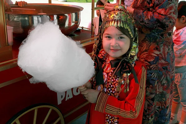 Ashgabat Turkmenistán Srpna 2019 Neidentifikovaná Dívka Tradičních Národních Šatech Čelence — Stock fotografie