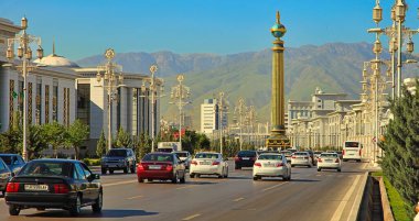 Ashgabat, Türkmenistan - 2 Mayıs 2019: Ashgabat 'ın modern mimarisi. Yeni modern soyut anıt. Ashgabat, Türkmenistan, 2 Mayıs 2019.