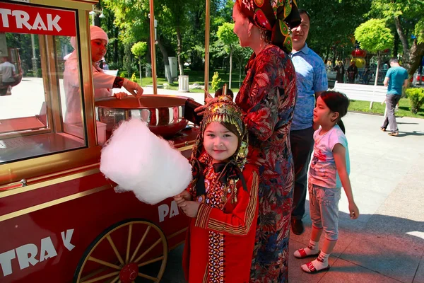 Ashgabat Turkmenistan August 2019 Unidentified Vendor Prepares Candy Cotton Unidentified — Stock Photo, Image