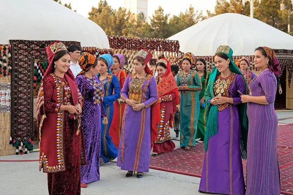 Ashgabat, Türkmenistan - 14 Ağustos 2019: Kurban-Bayram Festivali bayramında işlenmiş ulusal elbiseli bir grup kadın