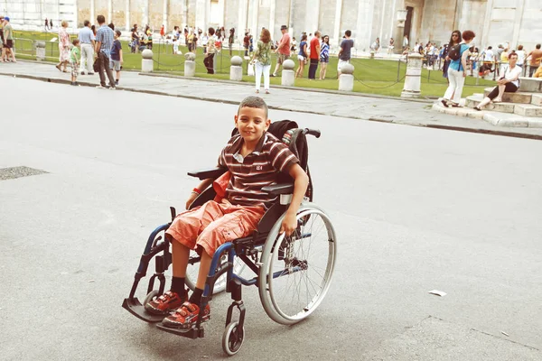 Pisa Italie Juin 2019 Garçon Handicapé Assis Dans Fauteuil Roulant — Photo