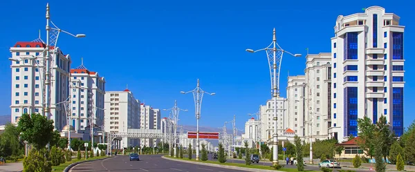 Ashgabat, Türkmenistan - 2 Mayıs 2019: Ashgabat 'ın modern mimarisi. Modern bölge manzarası. Ashgabat, Türkmenistan, 2 Mayıs 2019.