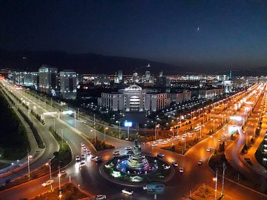 Ashgabat, Türkmenistan - Ekim 2021: Yeni bulvarların gece manzarası