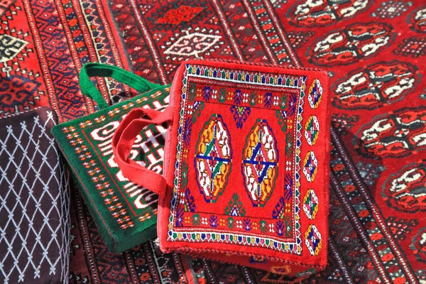 Bolsas Decorativas Hechas Mano Alfombras Con Adorno Tradicional Turkmenistán Mercado — Foto de Stock