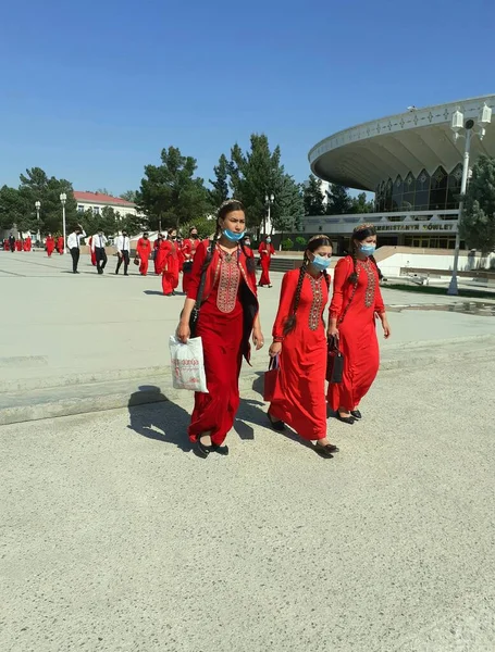 Ashgabat Turkmenistán Přibližně Říjen 2021 Studentky Studentky Červených Národních Šatech — Stock fotografie