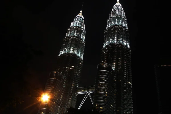 Petronas ikiz kuleleri gece görünümü