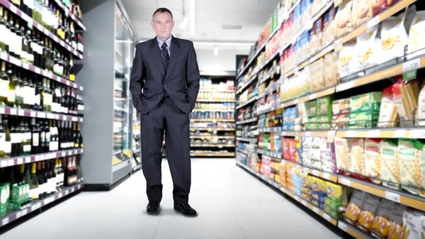 Επιχειρηματίας Που Στέκεται Μέσα Στο Σούπερ Μάρκετ — Φωτογραφία Αρχείου