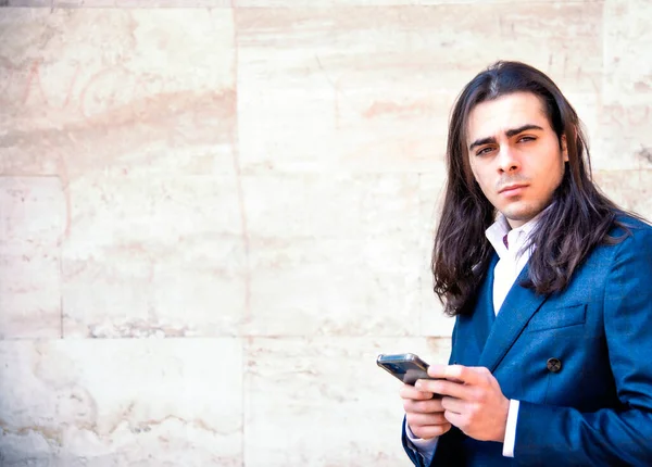 Gestor Joven Muy Elegante Con Smartphone — Foto de Stock