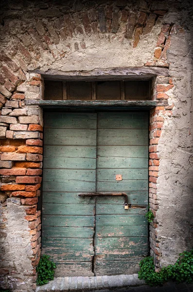 Μια Παλιά Πόρτα Του Εγκαταλελειμμένου Σπιτιού — Φωτογραφία Αρχείου