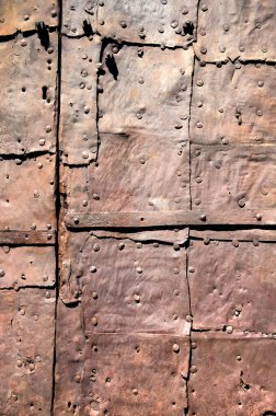 Antika bir ortaçağ bakır kapısı. 