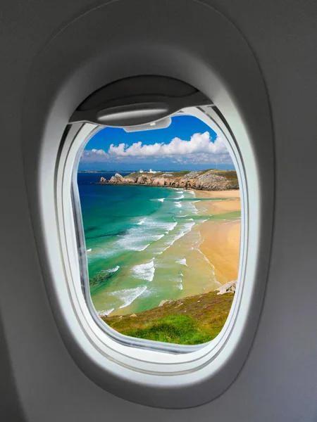 通过飞机舷窗的海景 — 图库照片