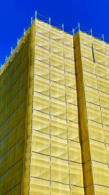 yenilenmek için bir iskele sarma binası.