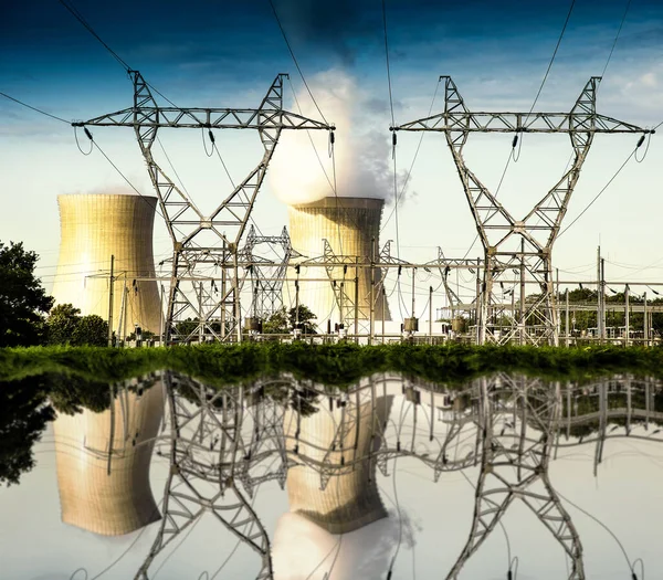aktif bir nükleer enerji santrali