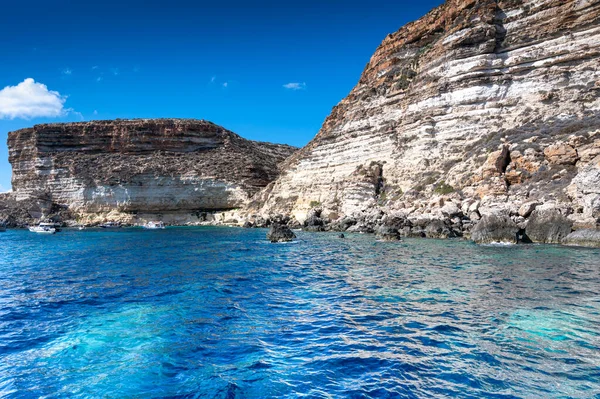 Pemandangan Spektakuler Tebing Dari Laut Stok Foto Bebas Royalti